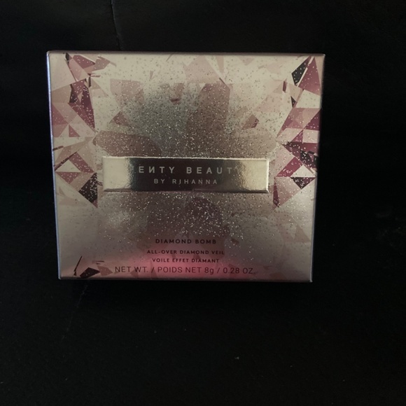 SOLD Fenty Diamond Bomb in How Many Carats Face & Body Highlighter - Picture 15 of 16